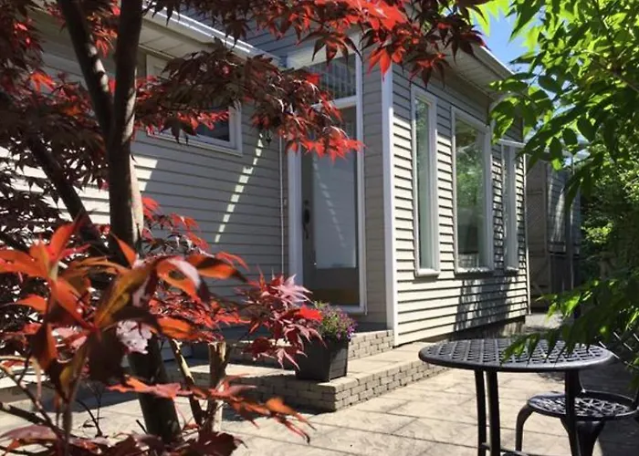 2 Moon Cottage